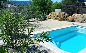 Les jardins de la Gravière à 5 mn de Lourmarin avec piscine privée